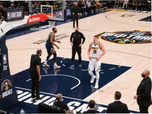 在篮球迷热议的NBA季中赛冠军话题中